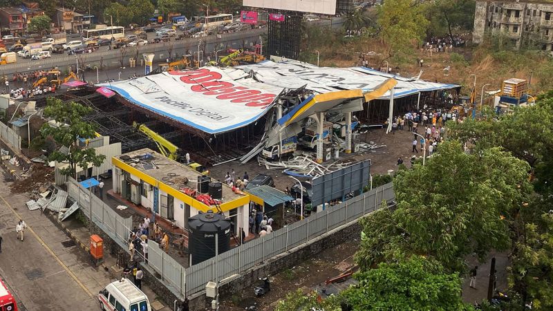 انهارت لوحة إعلانية في مومباي أثناء عاصفة ممطرة مما أسفر عن مقتل أربعة