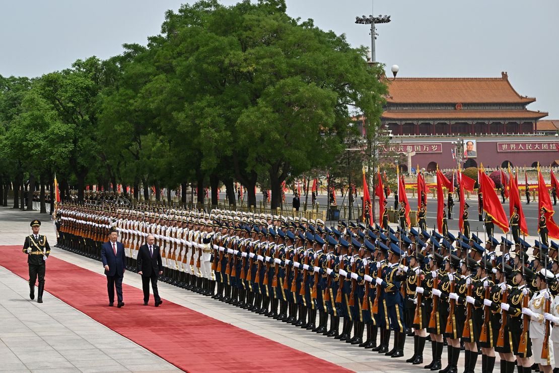 Kiongozi wa China Xi Jinping akimkaribisha Rais wa Urusi Vladimir Putin kwa ziara ya kiserikali mjini Beijing Mei 16.