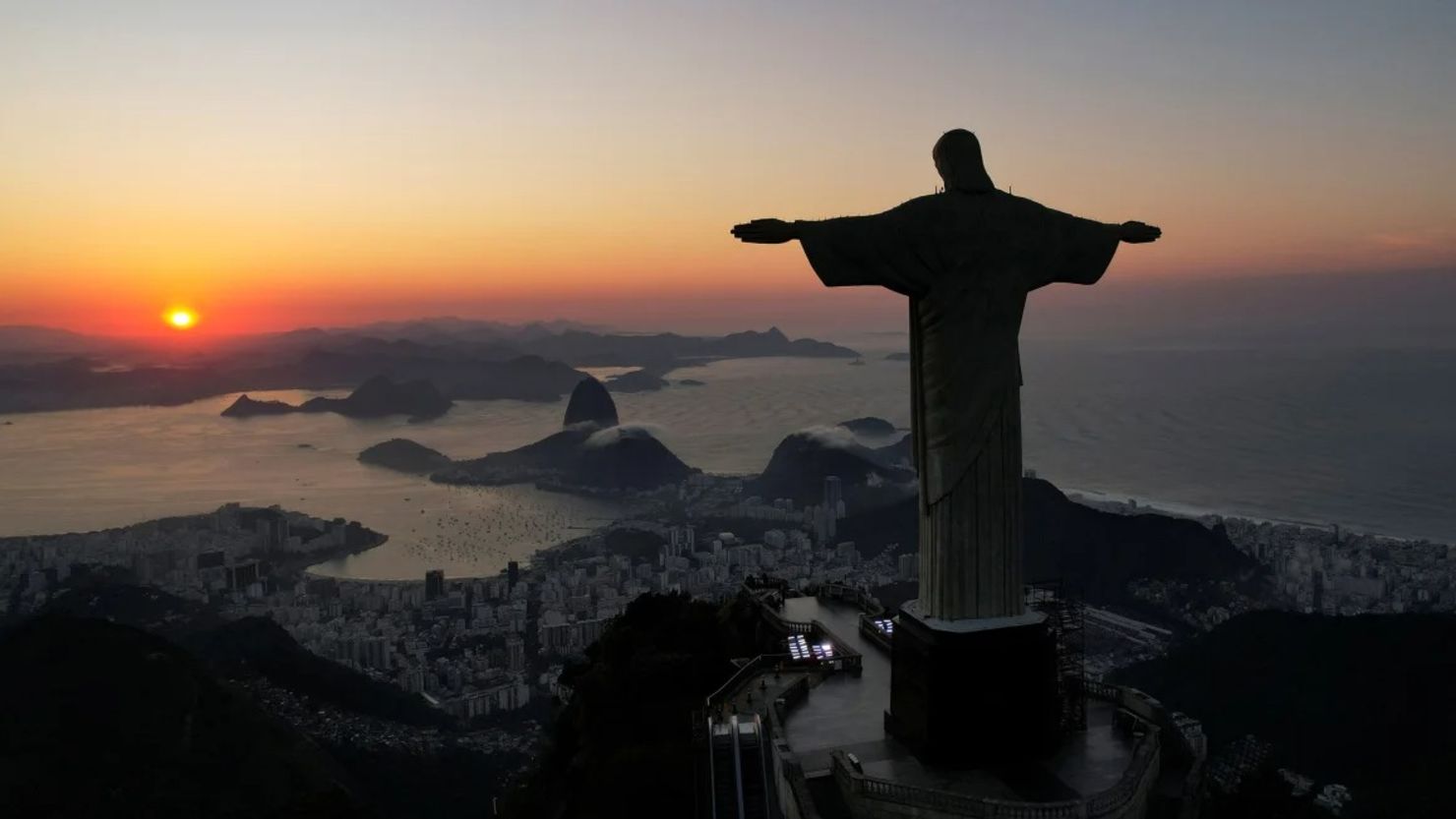 El Cristo Redentor fotografiado al amanecer en Río de Janeiro el 17 de mayo.