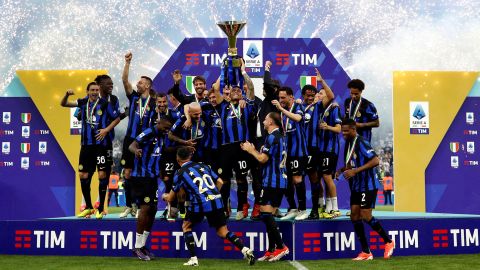 FILE PHOTO: Soccer Football - Serie A - Inter Milan v Lazio - San Siro, Milan, Italy - May 19, 2024
Inter Milan's Lautaro Martinez and teammates celebrate with the trophy after winning the Serie A REUTERS/Alessandro Garofalo/File Photo