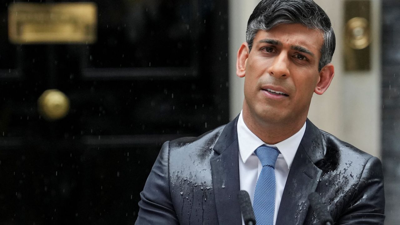 British Prime Minister Rishi Sunak delivers a speech calling for a general election, outside Number 10 Downing Street, in London, Britain, May 22, 2024. REUTERS/Maja Smiejkowska 
