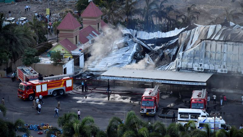 Най малко 20 души загинаха след пожар избухнал в аркада в