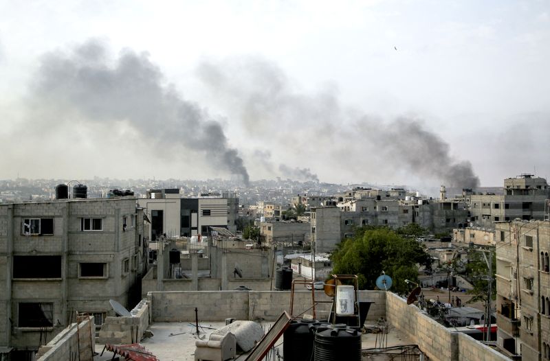 Smoke rises following Israeli strikes during an Israeli military operation in Rafah, in the southern Gaza Strip, May 28, 2024. REUTERS/Hatem Khaled
