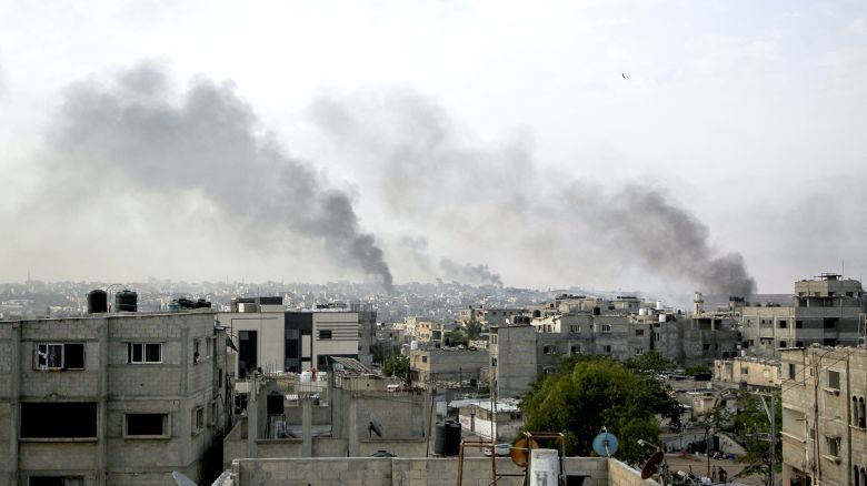 Smoke rises following Israeli strikes during an Israeli military operation in Rafah, in the southern Gaza Strip, May 28, 2024. REUTERS/Hatem Khaled
