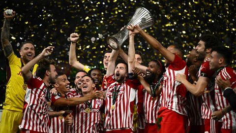 Soccer Football - Europa Conference League - Final - Olympiacos v Fiorentina - Agia Sophia Stadium, Athens, Greece - May 30, 2024
Olympiacos' Kostas Fortounis lifts the trophy as he celebrates with teammates after winning the Europa Conference League REUTERS/Dylan Martinez     TPX IMAGES OF THE DAY     