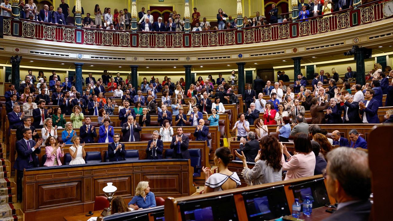 Spanish Prime Minister Pedro Sanchez applauds after the amnesty bill is approved on Thursday.