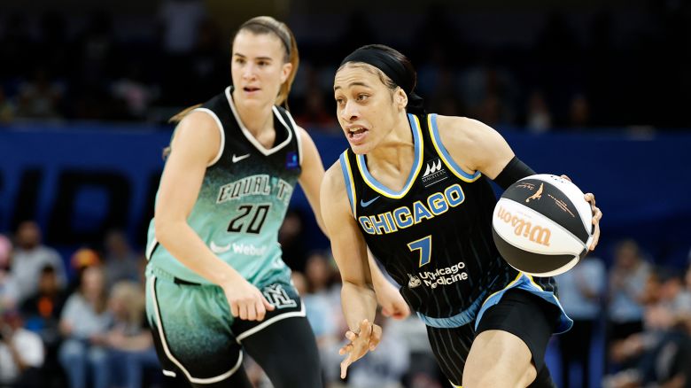 Chicago Sky guard Chennedy Carter (7) drives to the basket against New York Liberty guard Sabrina Ionescu (20) during the second half of a WNBA game at Wintrust Arena in Chicago, Illinois, USA on Jun 4, 2024.