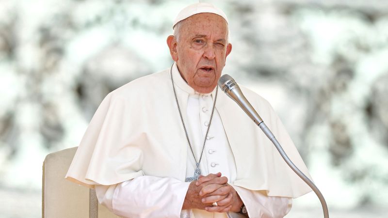 Изображение на папа Франциск облечен в стилно бяло пухено яке