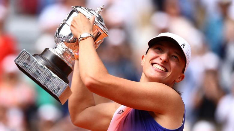 Tennis - French Open - Roland Garros, Paris, France - June 8, 2024 Poland's Iga Swiatek celebrates with the trophy after winning her final match against Italy's Jasmine Paolini