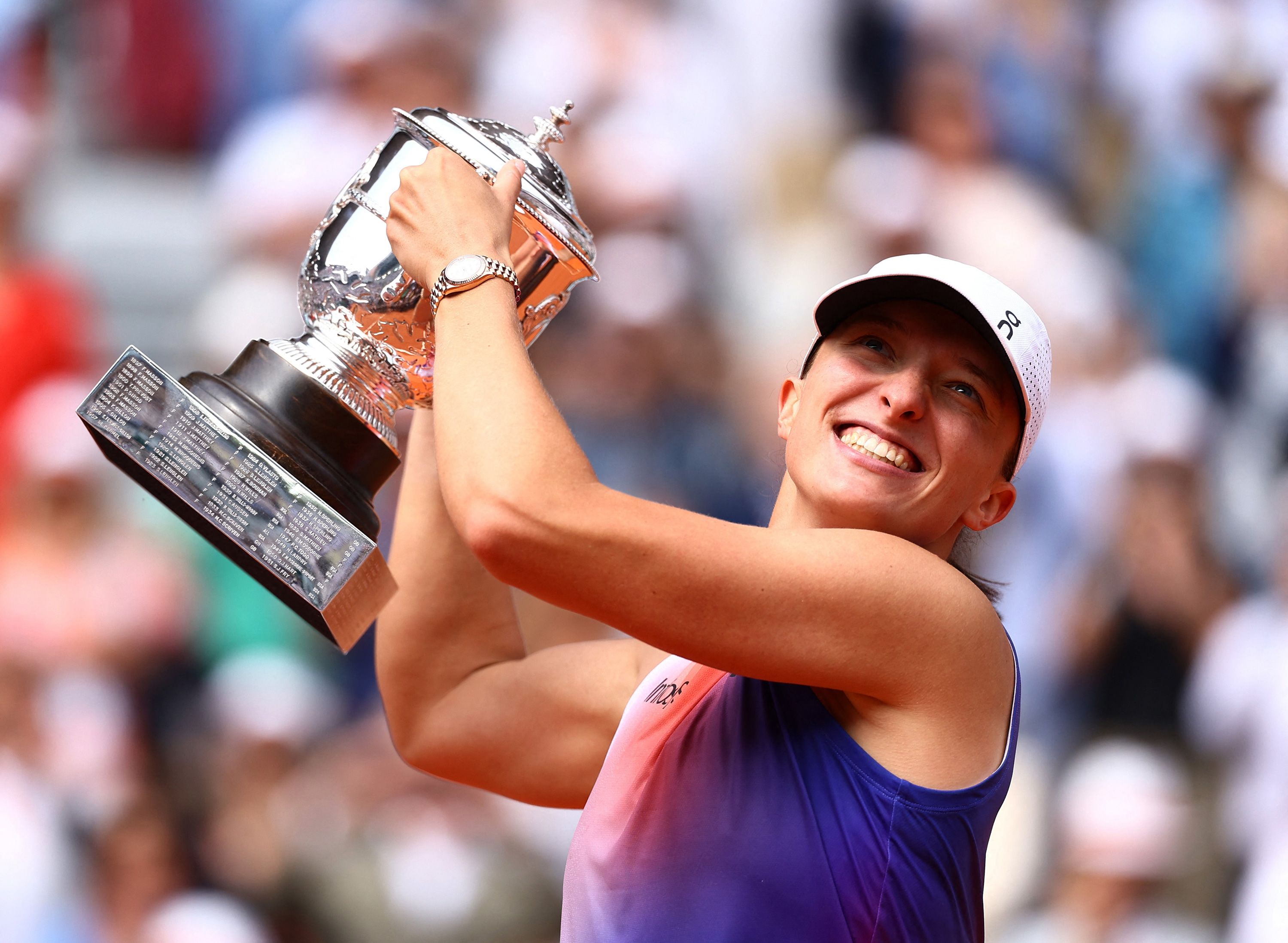 Iga Świątek wins third straight French Open title with dominant victory  against Jasmine Paolini | CNN