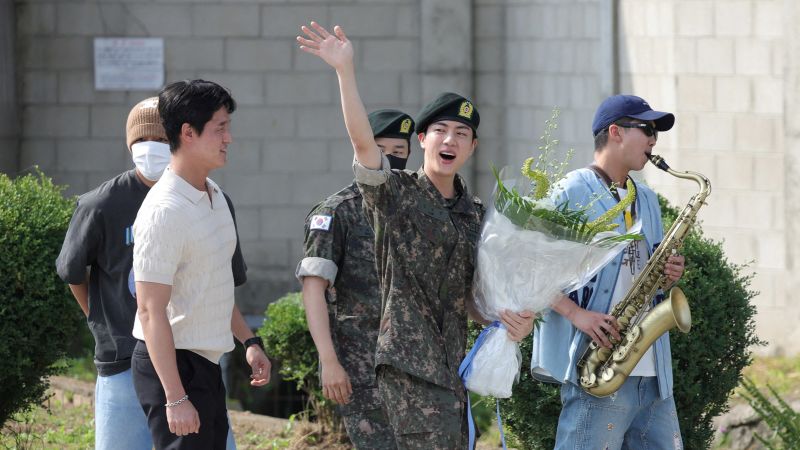 Джин, най-старият член на BTS на K-pop, завършва военната служба в Южна Корея