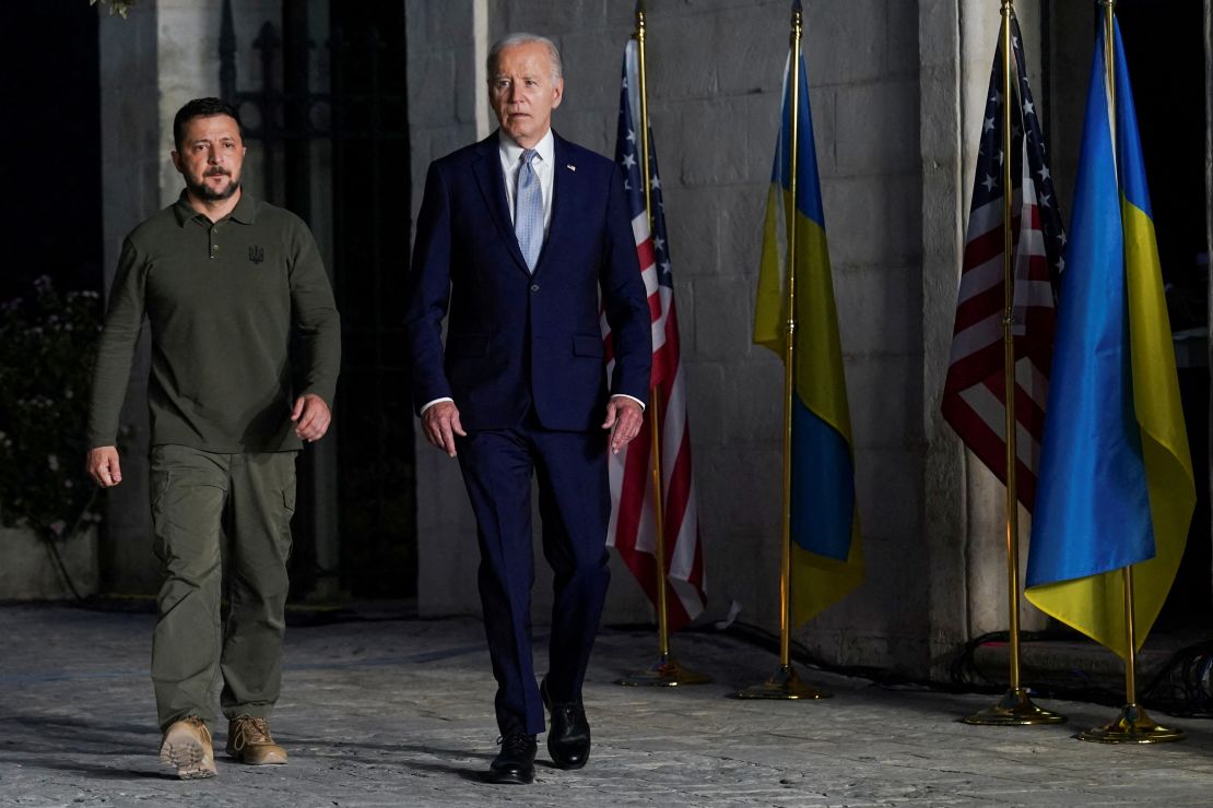 O presidente dos EUA, Joe Biden, e o presidente da Ucrânia, Volodymyr Zelenskiy, caminham no dia da assinatura de um novo acordo de segurança entre os Estados Unidos e a Ucrânia, em Fasano, Itália, em 13 de junho de 2024.