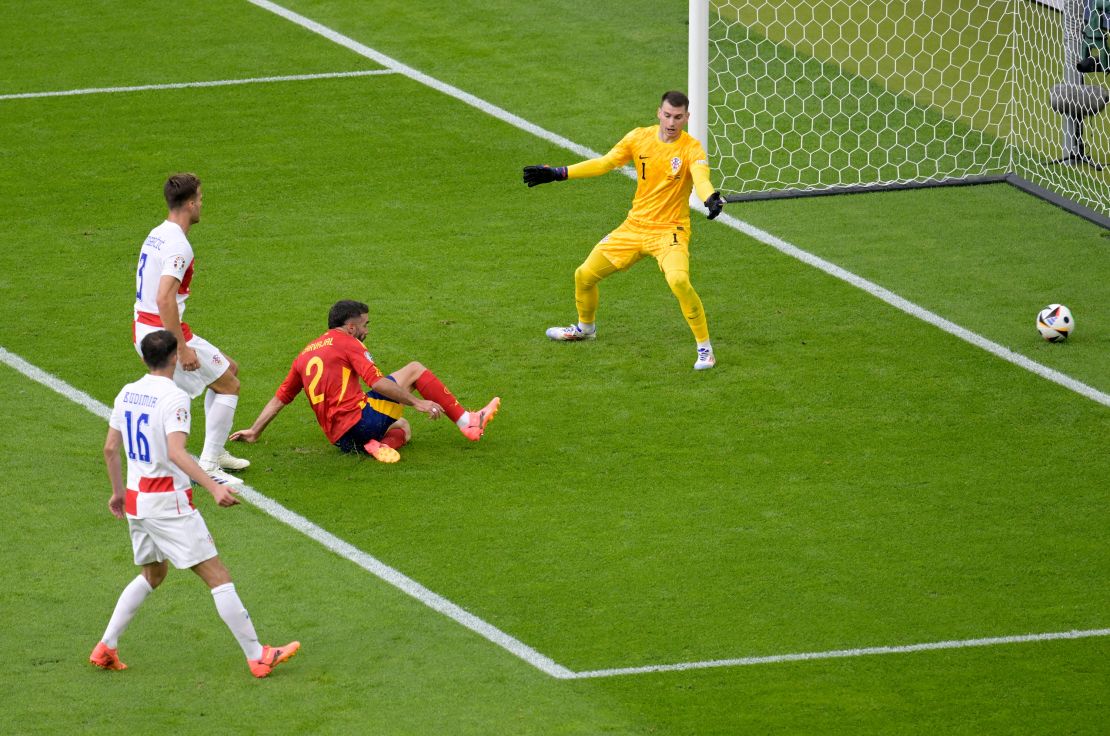 كارفاخال ينزلق ليمنح إسبانيا التقدم 3-0.