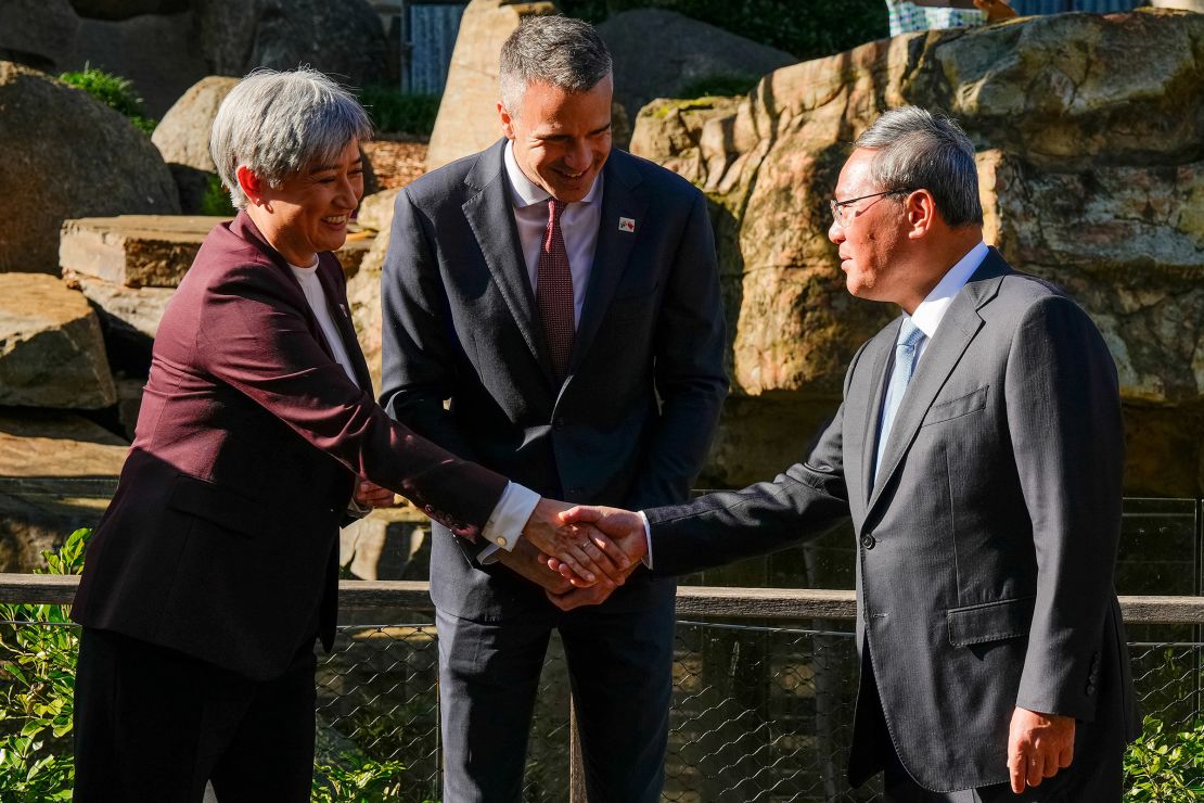 De Australische minister van Buitenlandse Zaken Penny Wong (links) schudt de hand van de Chinese premier Li Qiang terwijl de Zuid-Australische premier Peter Malinauskas op 16 juni 2024 toekijkt in de dierentuin van Adelaide.