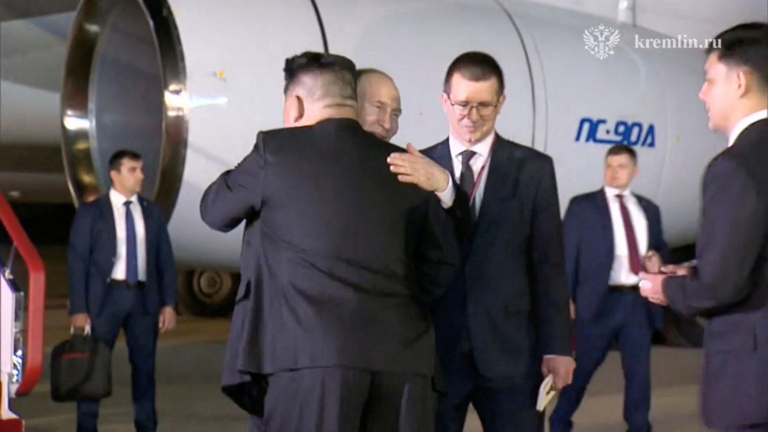 Le dirigeant nord-coréen Kim Jong Un accueille le président russe Vladimir Poutine à l'aéroport de Pyongyang le 19 juin 2024.