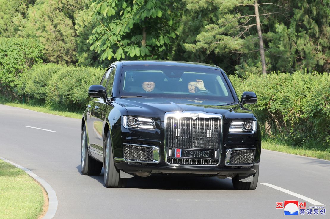 Putin deu a Kim um Aurus quando os dois líderes trocaram presentes, de acordo com a mídia estatal russa – a segunda vez que Putin deu ao seu homólogo este modelo de carro.