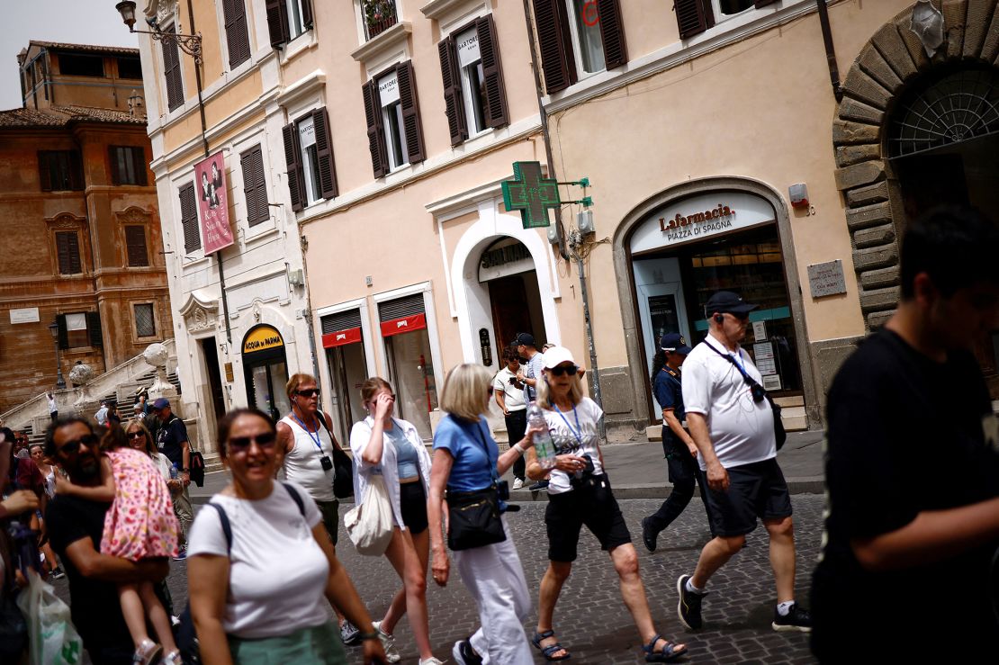 Un cartel de farmacia muestra una temperatura de 41 grados Celsius (105,8 Fahrenheit) en la Plaza de España en medio de una ola de calor, en Roma, Italia, el 20 de junio de 2024. (Guglielmo Mangiapane/Reuters)