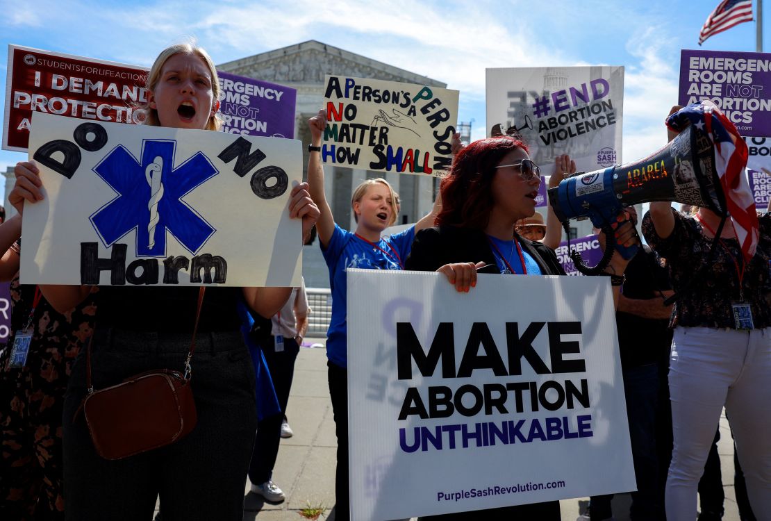 Manifestantes antiaborto manifestam-se em frente ao Supremo Tribunal dos EUA enquanto aguardam uma decisão sobre um caso de aborto em Washington, DC, em 20 de junho de 2024.