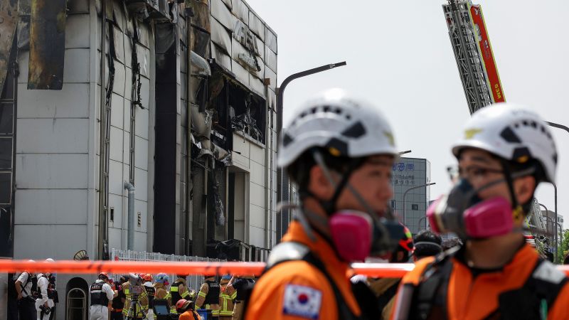 Пожар във фабрика за литиеви батерии в Южна Корея в