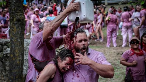 A reveller pours wine on fellow 'combatants' during the traditional 'Batalla del Vino' (Wine Battle), during which more than 40,000 litres of Rioja wine are thrown, on the Biblio cliffs in Haro, La Rioja, Spain, June 29, 2024. REUTERS/Marta Montana Gomez     TPX IMAGES OF THE DAY     