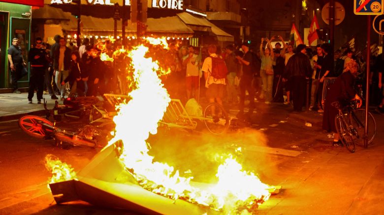 A barricade burns as protesters demonstrate against the French far-right Rassemblement National (National Rally - RN) party, following partial results in the first round of the early 2024 legislative elections, at the Place de la Republique in Paris, France, July 1, 2024. REUTERS/Fabrizio Bensch
     TPX IMAGES OF THE DAY     