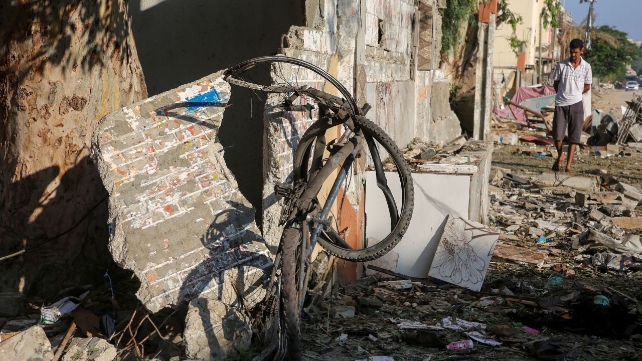 A Palestinian man inspects the site of an Israeli strike, outside a school sheltering displaced people, amid Israel-Hamas conflict, in Khan Younis in the southern Gaza Strip July 10, 2024. REUTERS/Hatem Khaled