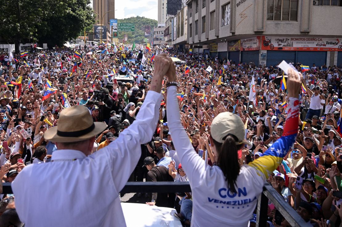 Der Präsidentschaftskandidat der venezolanischen Opposition, Edmundo Gonzalez, und die Oppositionsführerin María Corina Machado halten sich während einer Präsidentschaftswahlkampfkundgebung in Valencia, Bundesstaat Carabobo, Venezuela, am 13. Juli 2024 an den Händen.