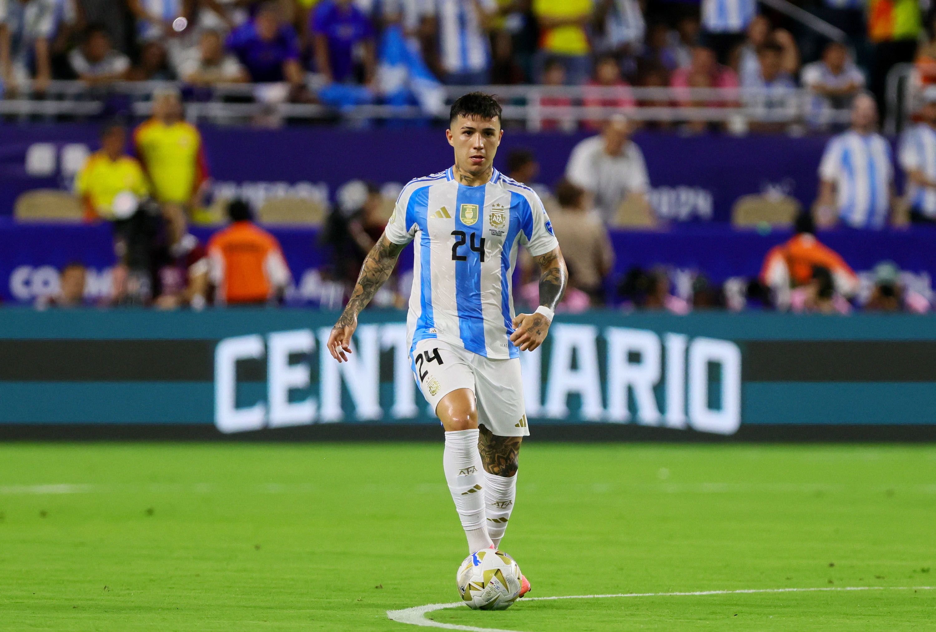 Enzo Fernández apologizes for singing racist chant with Argentina teammates  about France | CNN