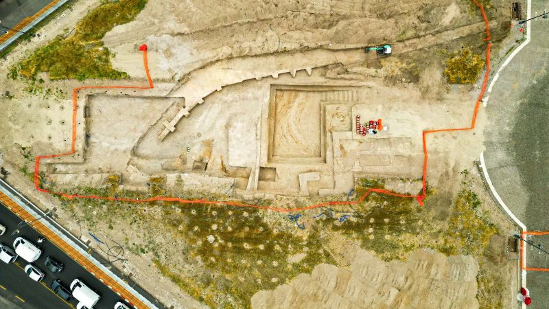 Останките от нещо което изглежда като средновековен дворец където са