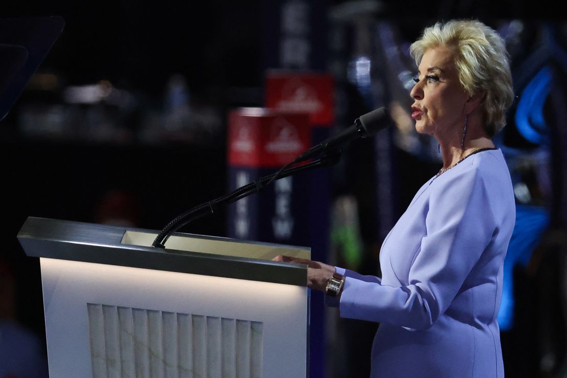 Linda McMahon discursa na Convenção Nacional Republicana em Milwaukee em 18 de julho.