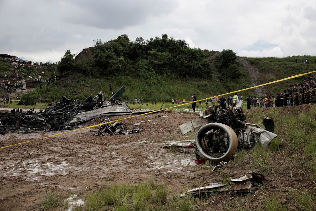 El avión de Saurya Airlines se incendió en el aeropuerto de Katmandú, Nepal, el 24 de julio de 2024. Navesh Chitrakar/Reuters