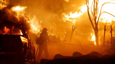 Firefighters work as Park Fire burns near Chico, California, U.S. July 25, 2024. REUTERS/Fred Greaves   REFILE - QUALITY REPEAT     TPX IMAGES OF THE DAY     