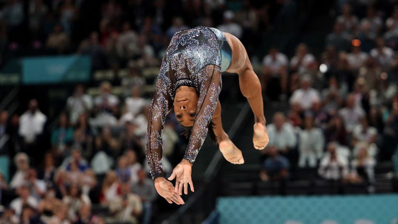 Simone Biles fights through apparent ankle injury to produce impressive ...