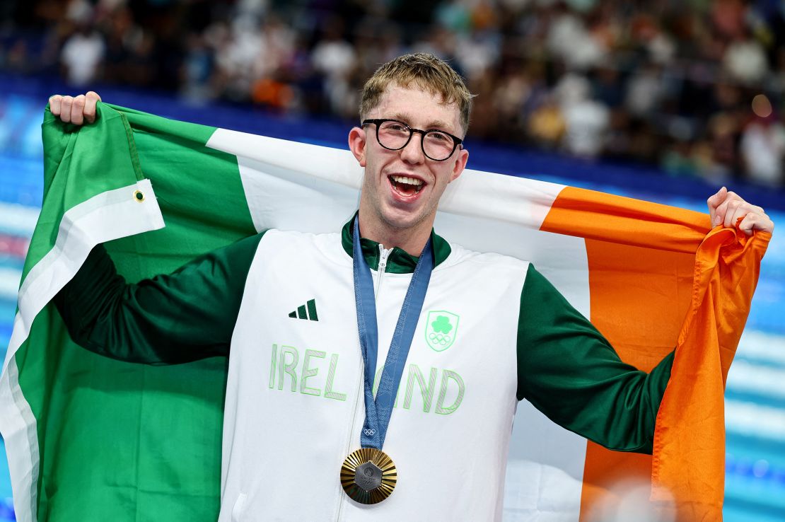 Paris 2024 Olympics - Swimming - Men's 800m Freestyle Victory Ceremony - Paris La Défense Arena Nanterre, France - July 30, 2024 Irish gold medalist Daniel Wiffe sets a new Olympic record.  REUTERS/Wesley Marcelino