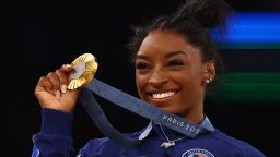 Simone Biles celebra el oro en los Juegos de París 2024.
