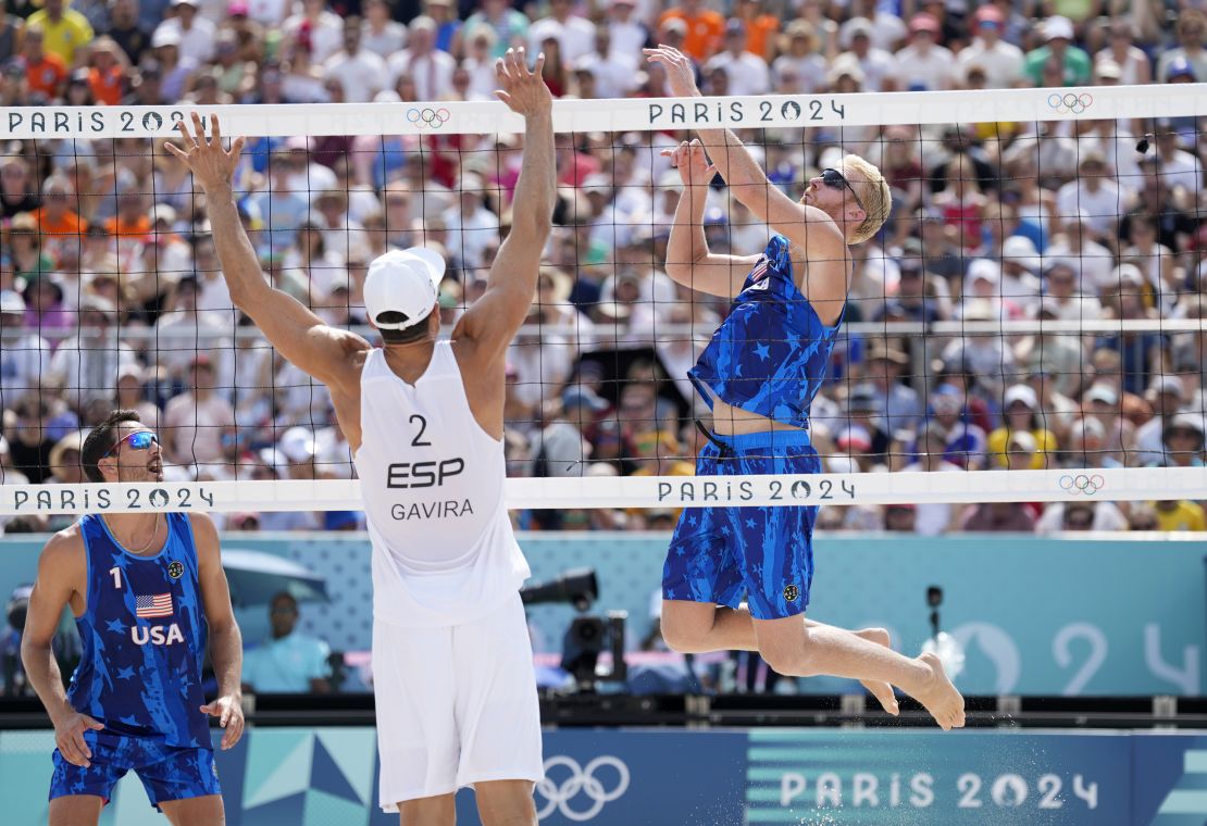 2 Agustus 2024; Paris, Prancis; Chase Budinger (AS) melakukan spike melawan Adrian Gavira Collado (Spanyol) selama Olimpiade Musim Panas Paris 2024 di Stadion Menara Eiffel. Kredit wajib: Kyle Terada-USA TODAY Sports