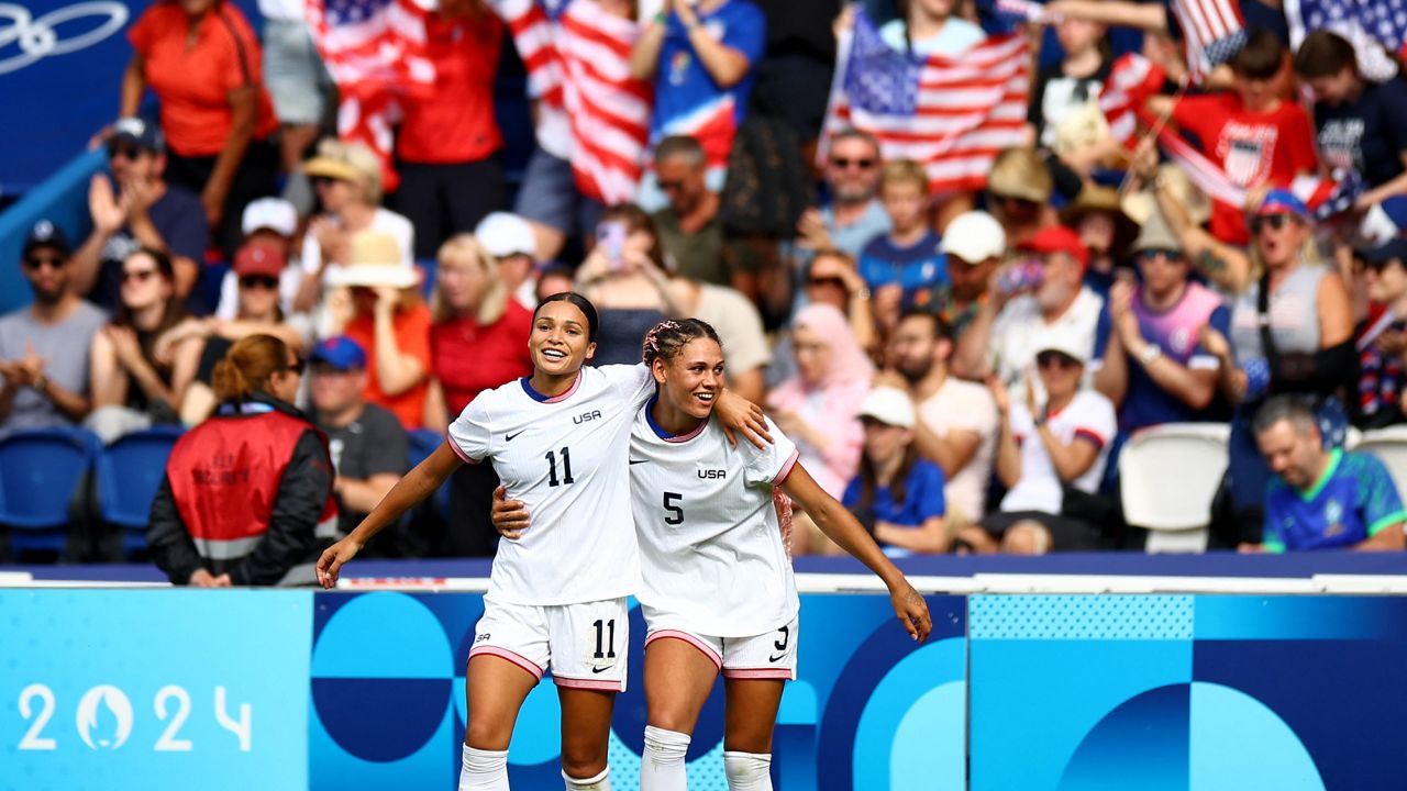 Paris 2024 Olympics - Football - Women's Quarter-final - United States vs Japan - Parc des Princes, Paris, France - August 03, 2024. Trinity Rodman of United States and Sophia Smith of United States celebrate after the match.