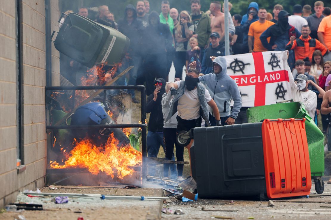 Rioters assault lodges used to accommodate asylum seekers amid worst UK dysfunction in years | The Gentleman Report