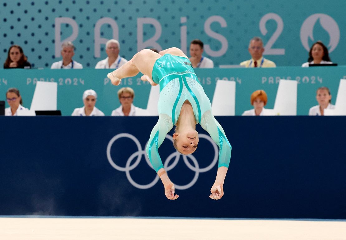 La gimnasta rumana Ana Barbusu actúa durante la final de ejercicios de suelo femeninos de 2024.