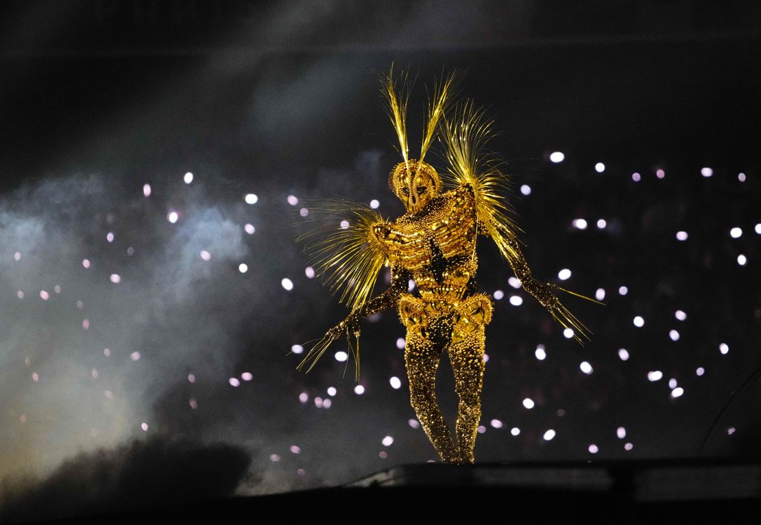 The Golden Voyager's costume for the closing ceremony was designed by Kevin Germanier and Daphne Burki and featured 20,000 beads.