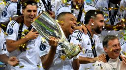 Soccer Football - Super Cup - Real Madrid v Atalanta - National Stadium, Warsaw, Poland - August 14, 2024
Real Madrid's Kylian Mbappe celebrates with the trophy after winning the Super Cup REUTERS/Jennifer Lorenzini