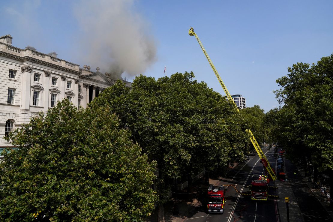 Ugunsdzēsējiem strādājot ugunsgrēka vietā Somerseta namā Londonā, kūsā dūmi.