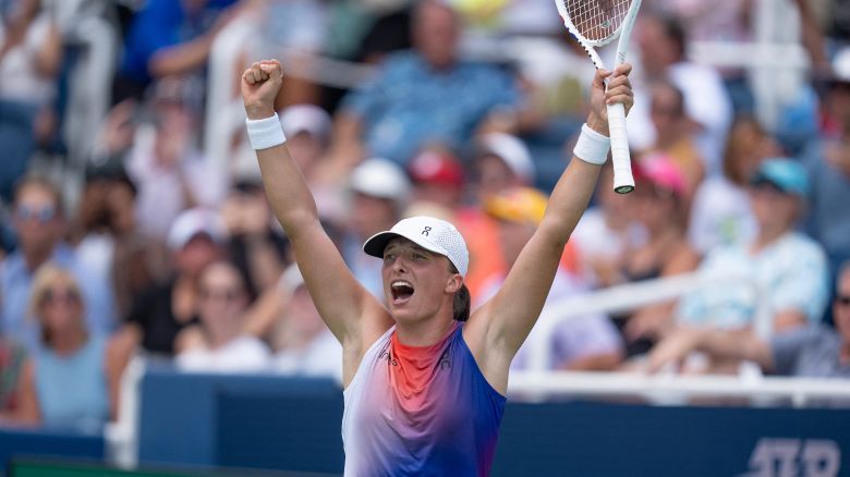 Iga ?wi?tek celebrates winning her quarterfinal.