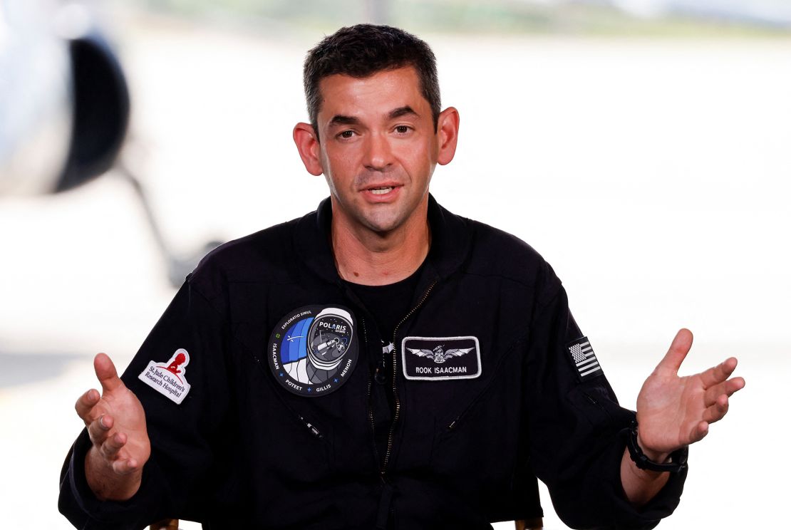 Isaacman parla durante una conferenza stampa al Kennedy Space Center di Cape Canaveral, in Florida, il 19 agosto, in vista di Polaris Dawn, una rivoluzionaria missione spaziale privata con equipaggio umano di cui è stato comandante.