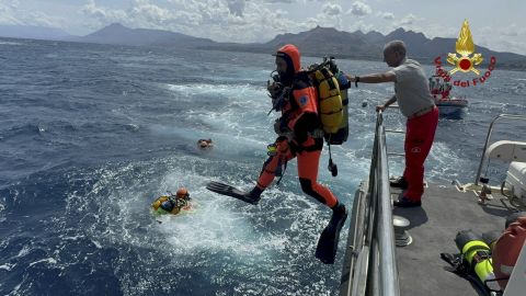 Divers operate in the sea to search for the missing, including British entrepreneur Mike Lynch, after a luxury yacht sank off Sicily, Italy August 19, 2024. Vigili del Fuoco/Handout via REUTERS ATTENTION EDITORS THIS IMAGE HAS BEEN SUPPLIED BY A THIRD PARTY. DO NOT OBSCURE LOGO.