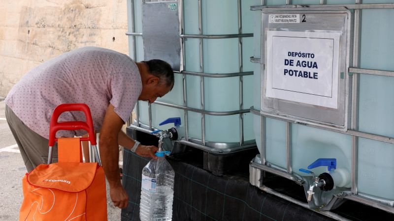 Водата от чешмата в части от това засегнато от суша туристическо горещо място вече е твърде солена за пиене