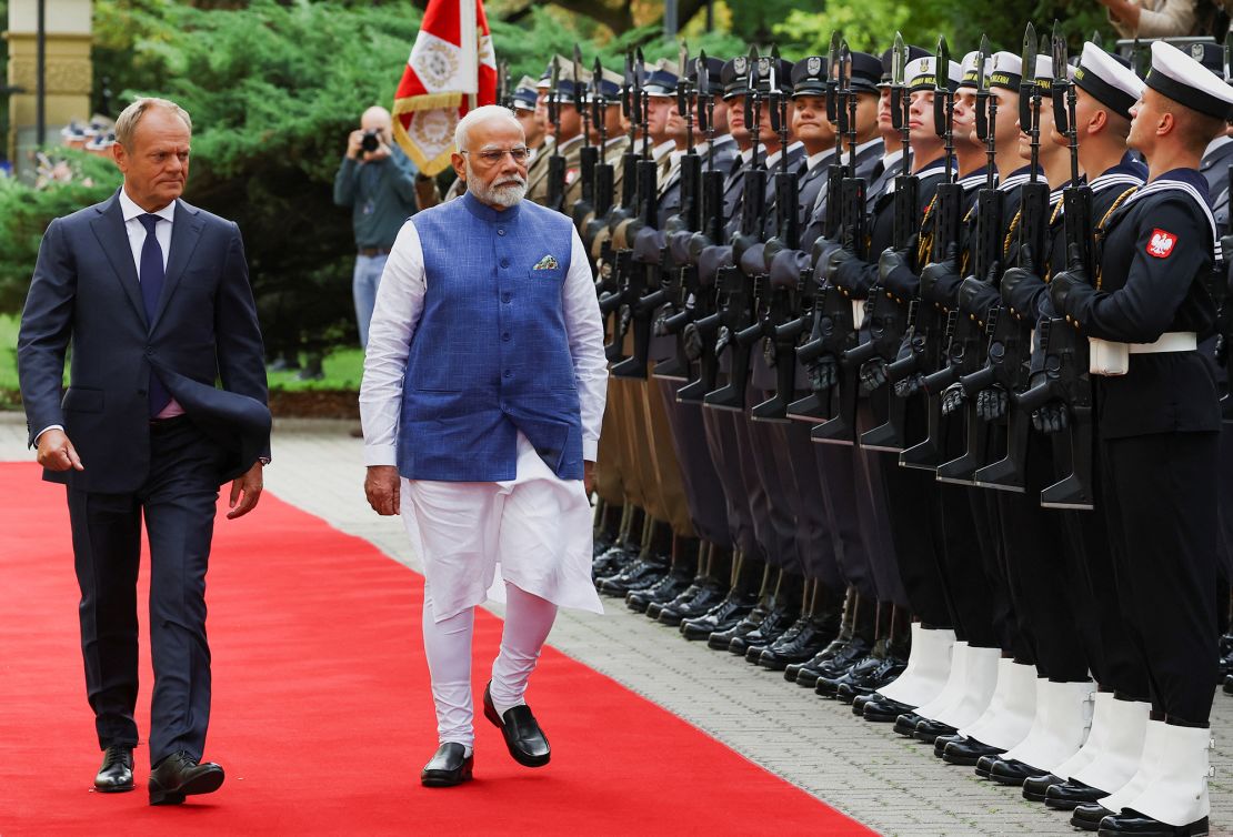 Modi and Tusk review an honour guard at the Chancellery of the Prime Minister.