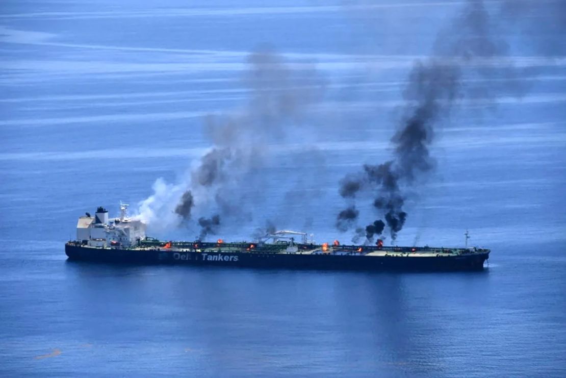 Llamas y humo se elevan del petrolero con bandera griega Sounion, que ha estado en llamas desde el 23 de agosto, en el mar Rojo, el 25 de agosto de 2024.