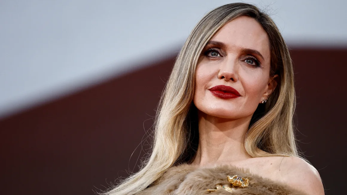 Angelina Jolie se conmovió hasta las lágrimas durante la ovación de pie por “María” en el Festival de Cine de Venecia