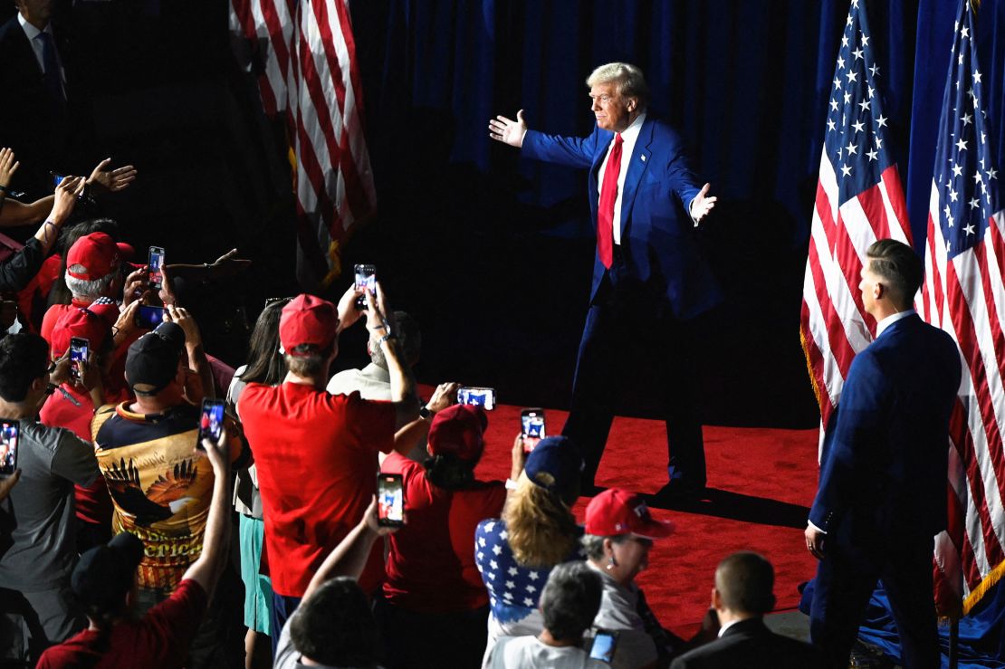 Mantan Presiden Donald Trump memberi isyarat pada hari acara balai kota di La Crosse, Wisconsin, pada tanggal 29 Agustus.